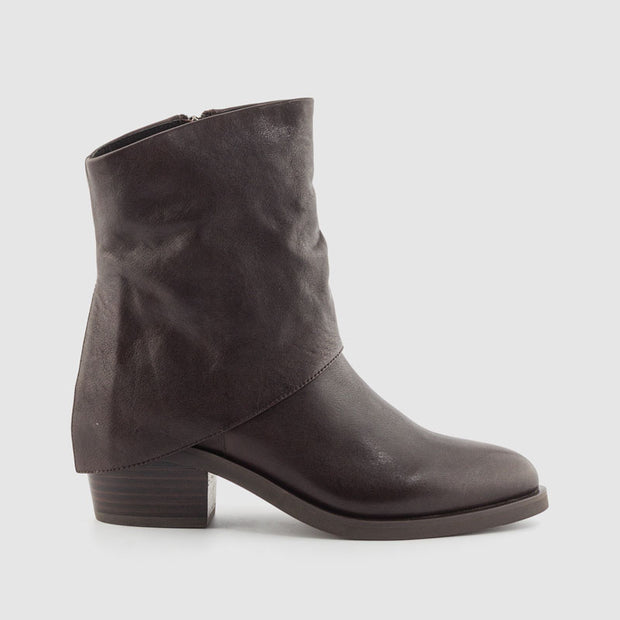 BOTIN SOLAPA PIEL MARRON